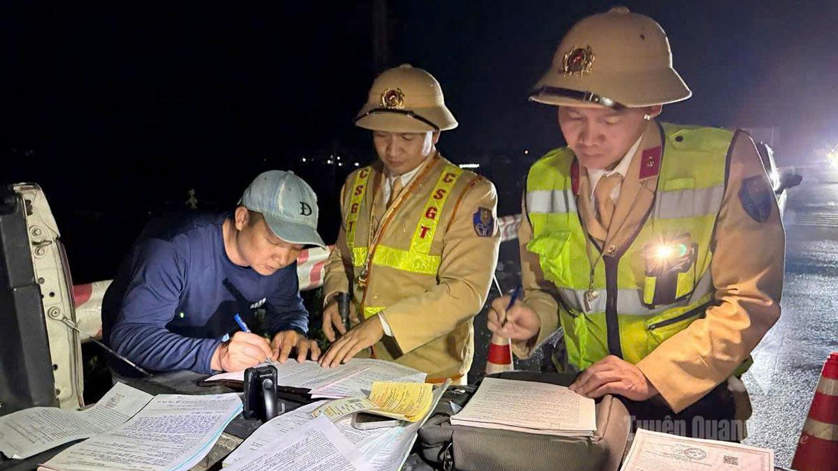 Lực lượng chức năng tỉnh Tuyên Quang tiến hành kiểm tra, phát hiện những trường hợp xe hợp đồng vi phạm quy định pháp luật về an toàn giao thông.