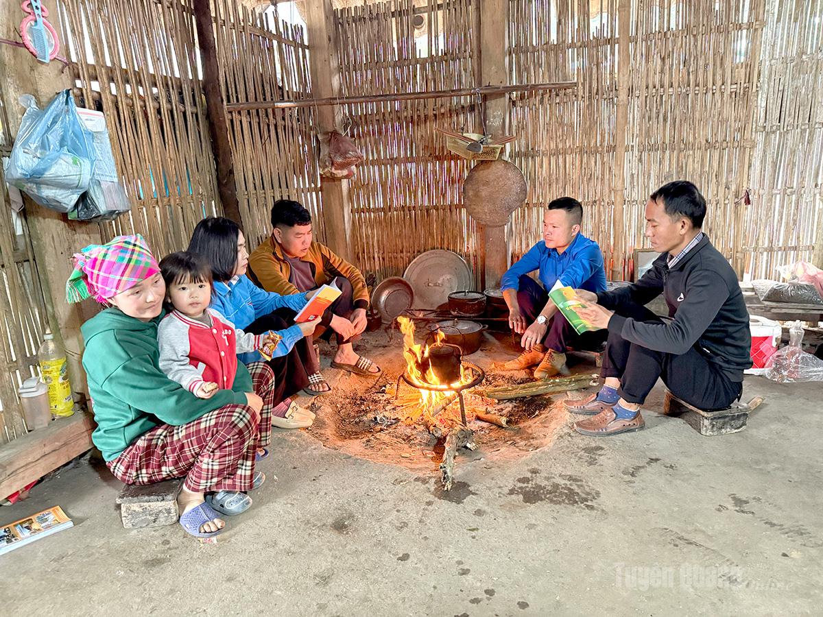 Cán bộ xã Hùng Lợi tuyên truyền, đưa chủ trương, chính sách của Đảng đến với bà con dân tộc Mông thôn Vàng On.