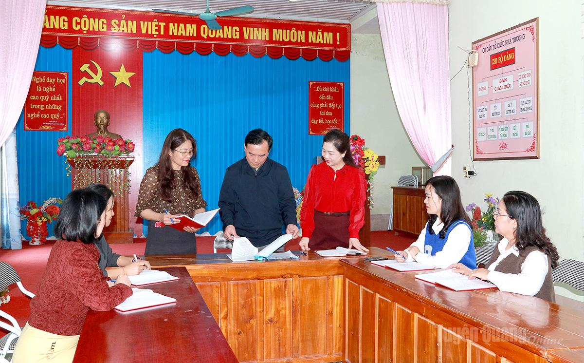 Ủy ban Kiểm tra Đảng ủy xã Bắc Quang kiểm tra việc duy trì nền nếp sinh hoạt Đảng tại
Chi bộ Trường Mầm non Hoa Mai.