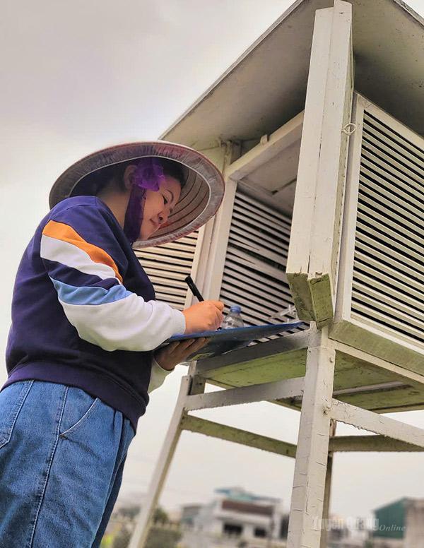 Dự báo viên ghi chép số liệu tại trạm quan trắc khí tượng.