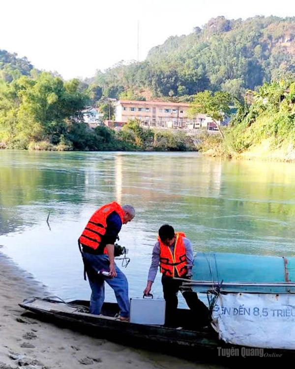 Các dự báo viên chuẩn bị đo lưu lượng nước trên sông Lô.