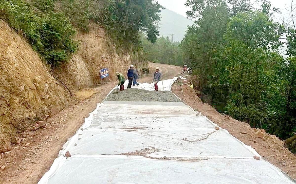 Công trình đường bê tông nông thôn ở thôn Khuổi Ma, xã Hùng Lợi đang dần hoàn thành giúp người dân đi lại thuận tiện.