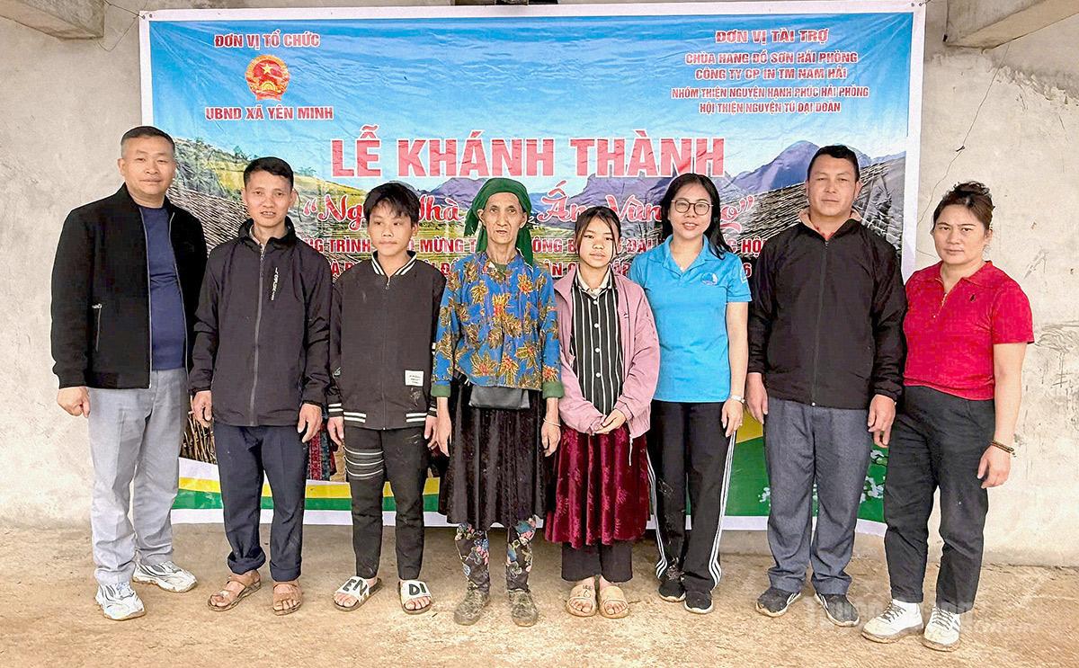  Lãnh đạo xã Yên Minh bàn giao mái ấm cho hộ nghèo thôn Lao Xì Lủng.