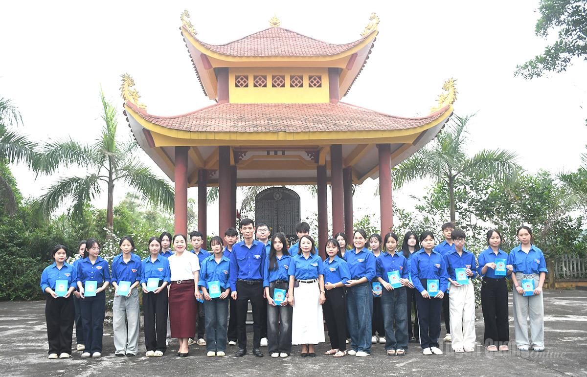 Lễ kết nạp đoàn viên mới.