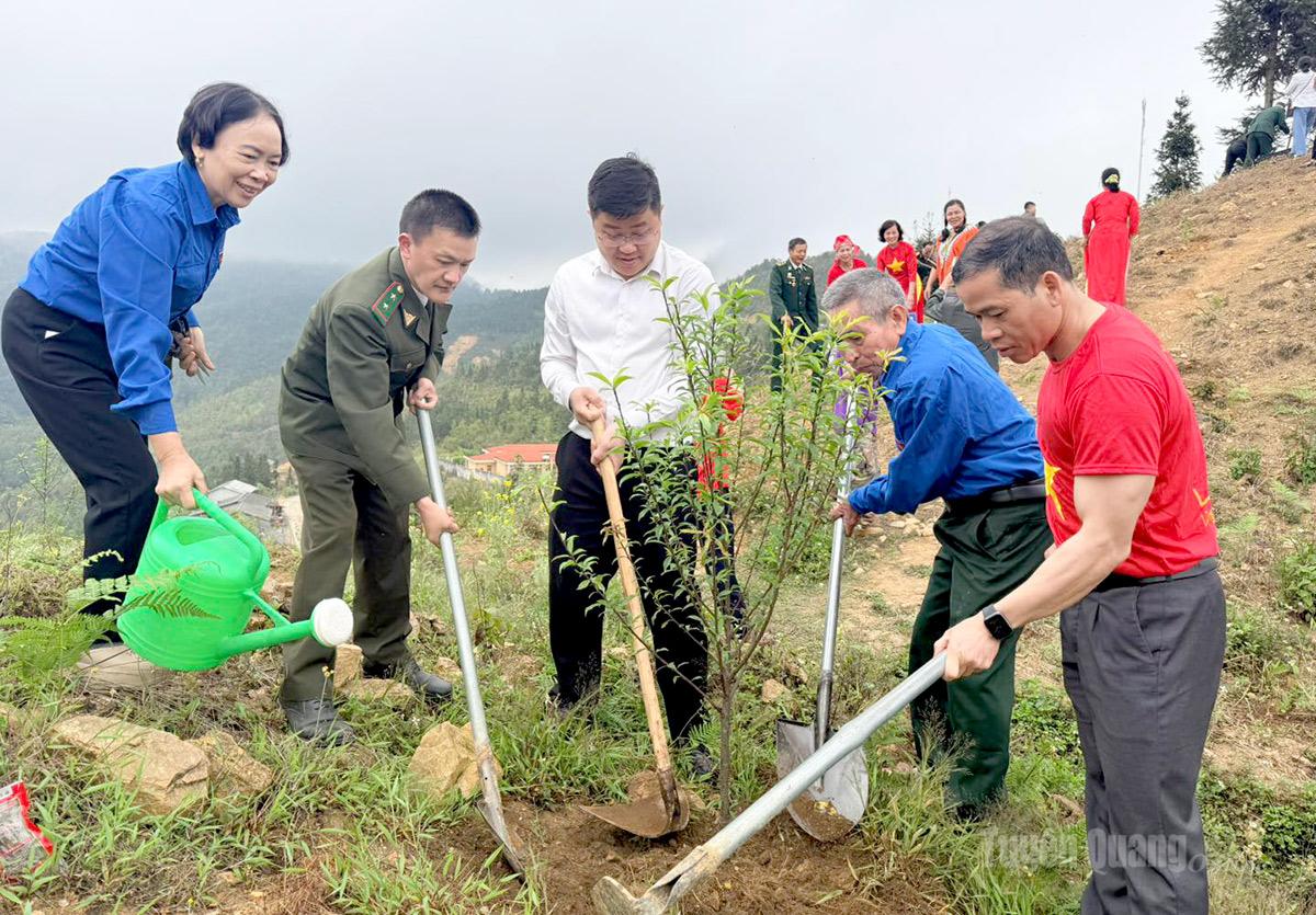 Các đại biểu Cựu chiến binh và xã Lũng Cú thực hiện trồng cây.