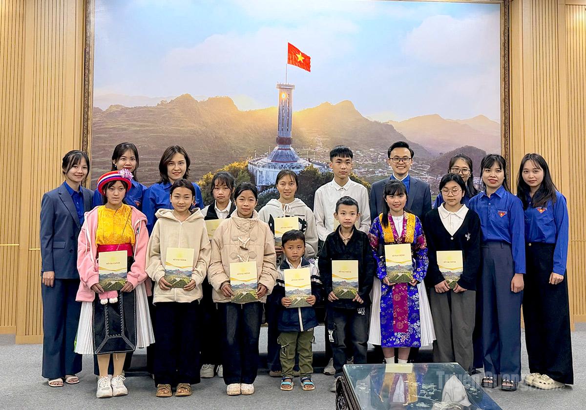 Đoàn thanh niên Sở Tài chính trao 10 suất quà cho học sinh có hoàn cảnh khó khăn trên địa bàn xã.