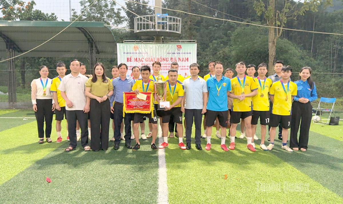 Ban Tổ chức trao giải Nhất và cúp vô địch cho đội bóng thôn Bế Triều.