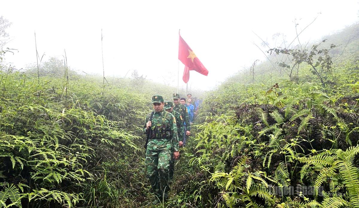 Tuổi trẻ Đồn Biên phòng Cửa khẩu Xín Mần cùng đoàn viên, thanh niên địa phương hành quân tuần tra, bảo vệ đường biên, cột mốc.