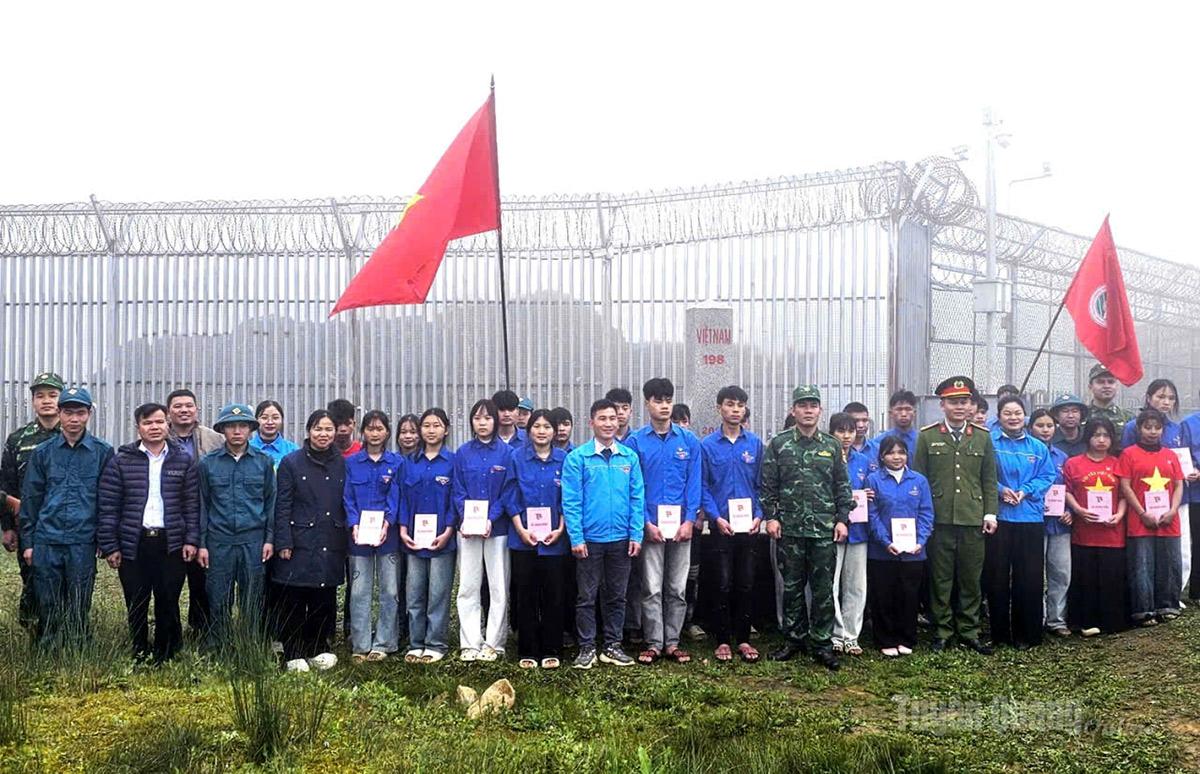 Lễ kết kết nạp đoàn viên mới tại Cột mốc 198, xã Xín Mần.