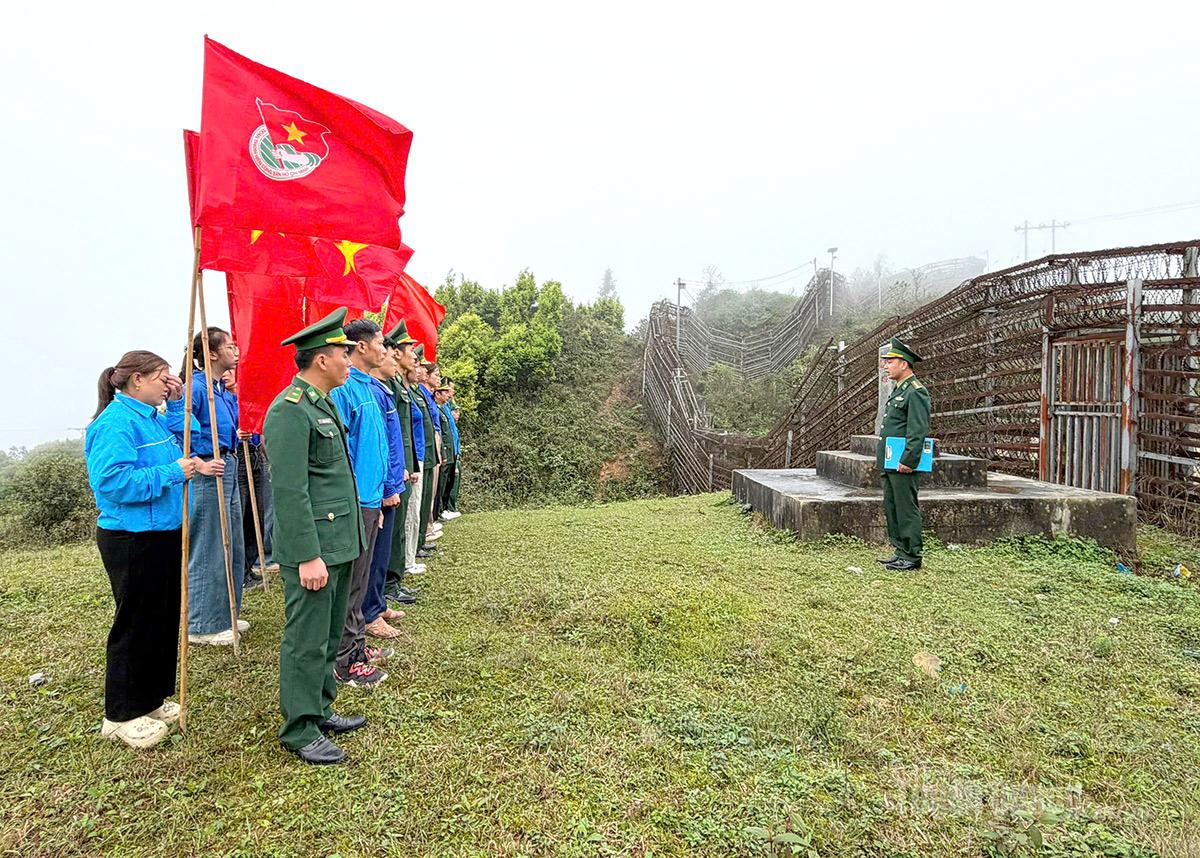  Cán bộ Chi đoàn Đồn Biên phòng Sơn Vĩ giới thiệu về lịch sử và hướng đi đường biên giới.