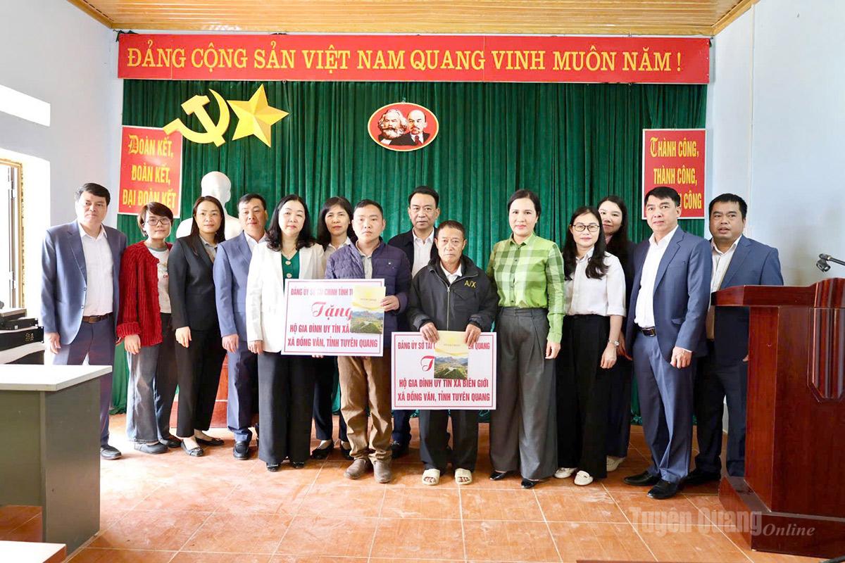 Lãnh đạo Sở Tài chính trao quà cho Trưởng thôn 3 xã biên giới của xã Đồng Văn.