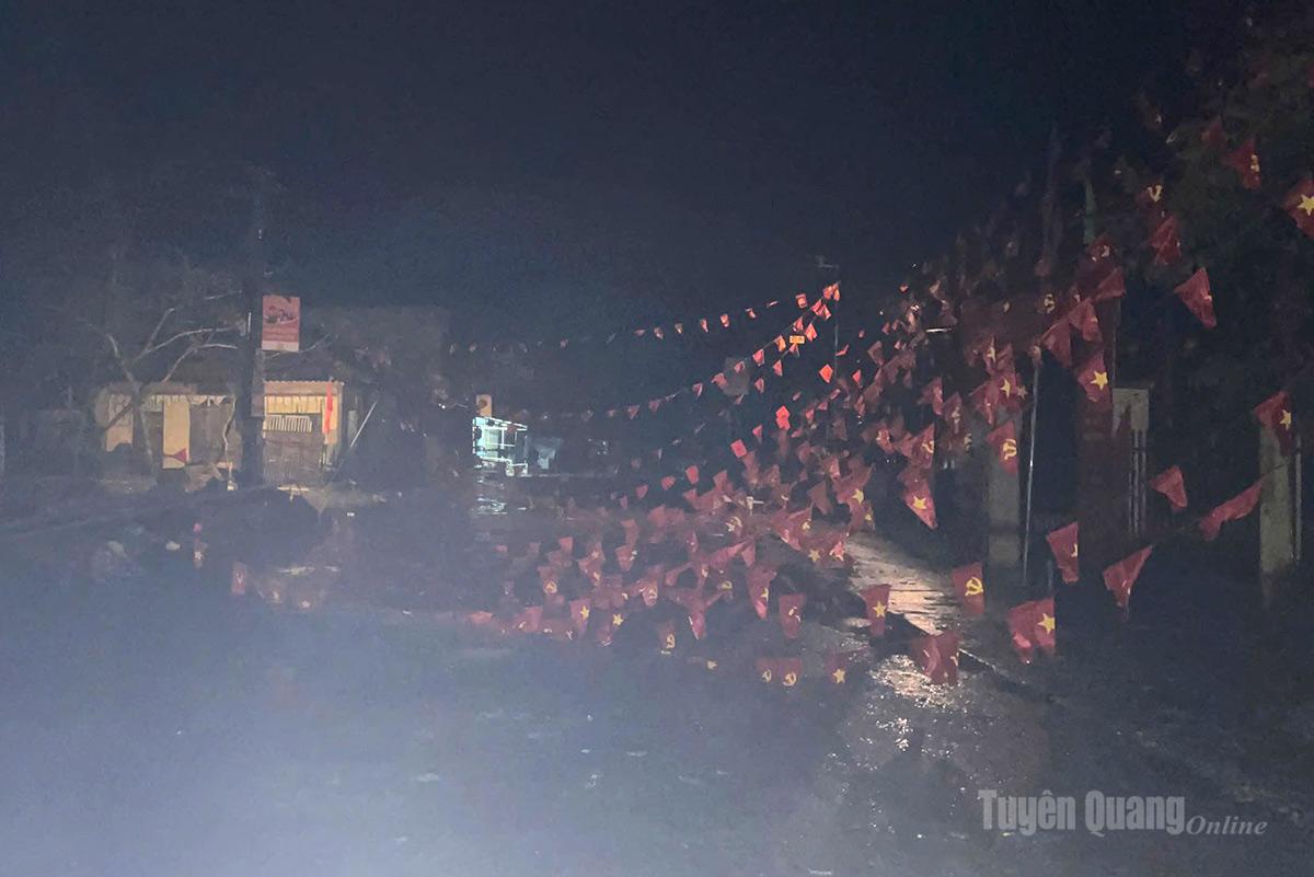 Mưa giông kèm mưa đá gây thiệt hại nhiều tài sản tại xã Tùng Vài.