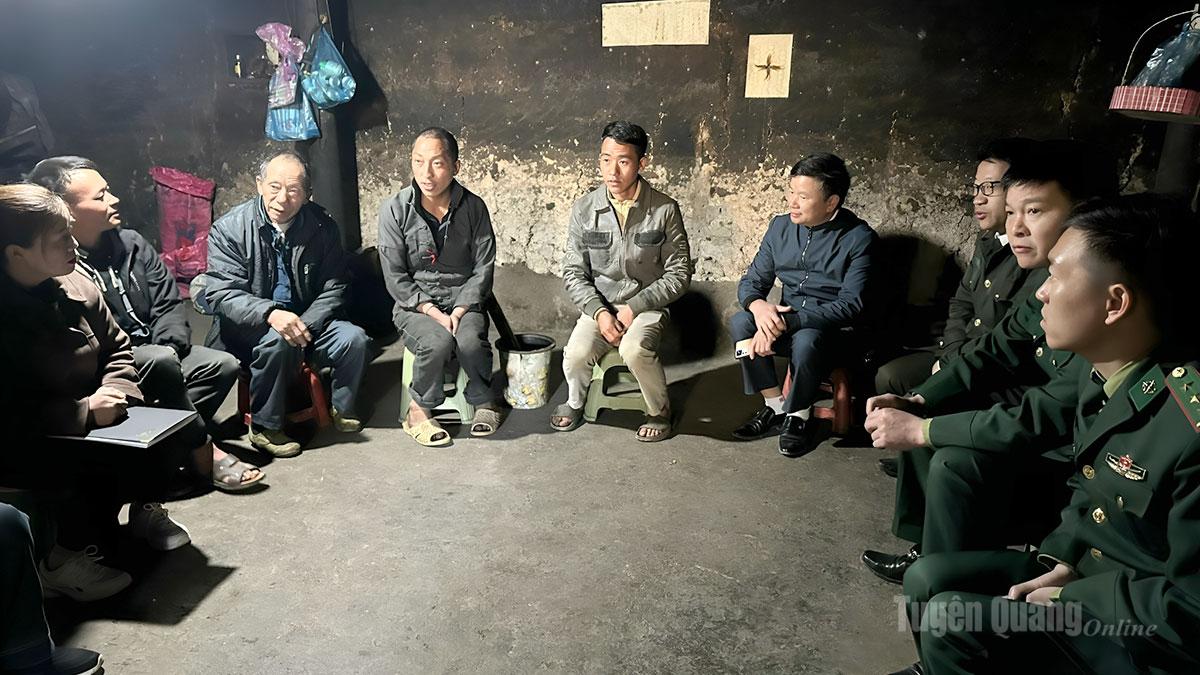   Bộ đội biên phòng tuyên truyền pháp luật đến người dân 
xã Phố Bảng.