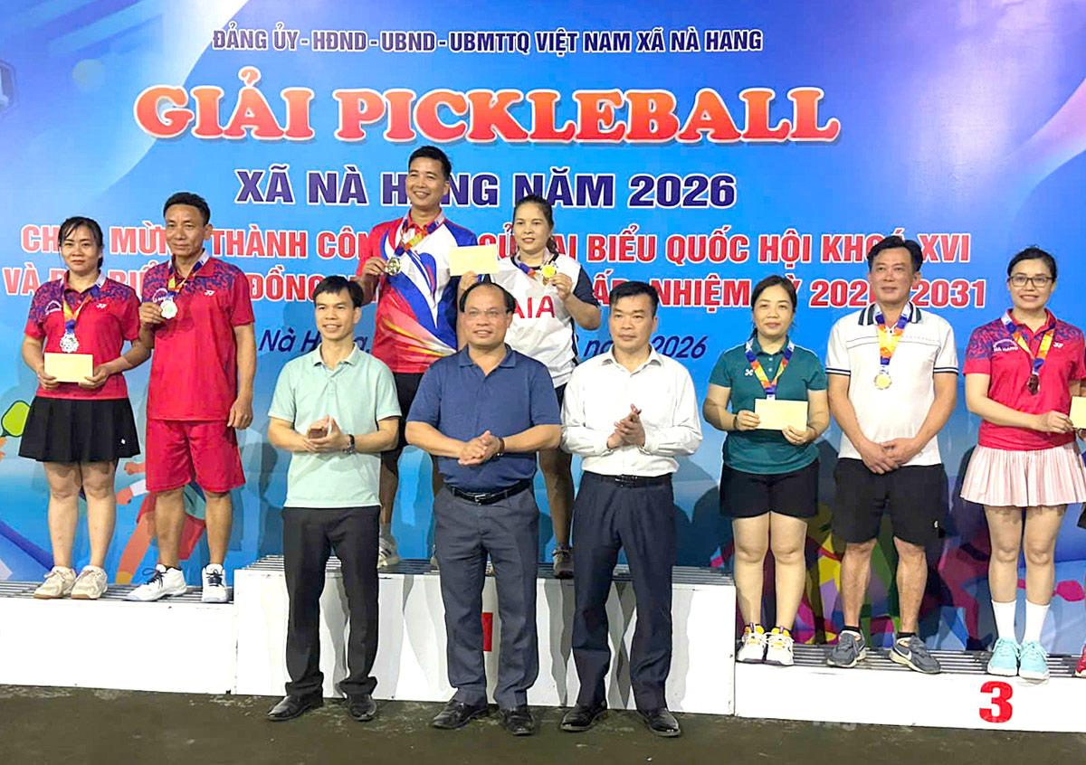 Ban tổ chức trao giải nội dung đôi nam nữ.