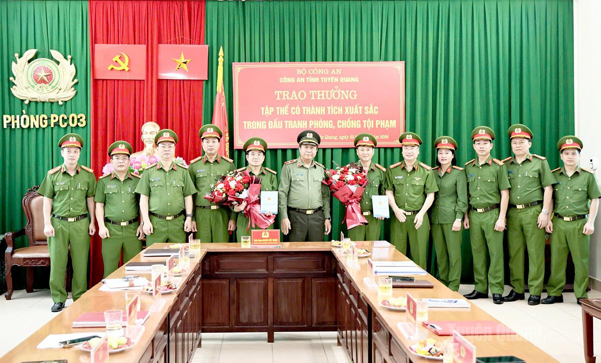 Thừa ủy quyền của Bộ trưởng Bộ Công an, Thiếu tướng Nguyễn Đức Thuận, Giám đốc Công an tỉnh trao thưởng đột xuất cho các đơn vị nghiệp vụ phá thành công chuyên án.