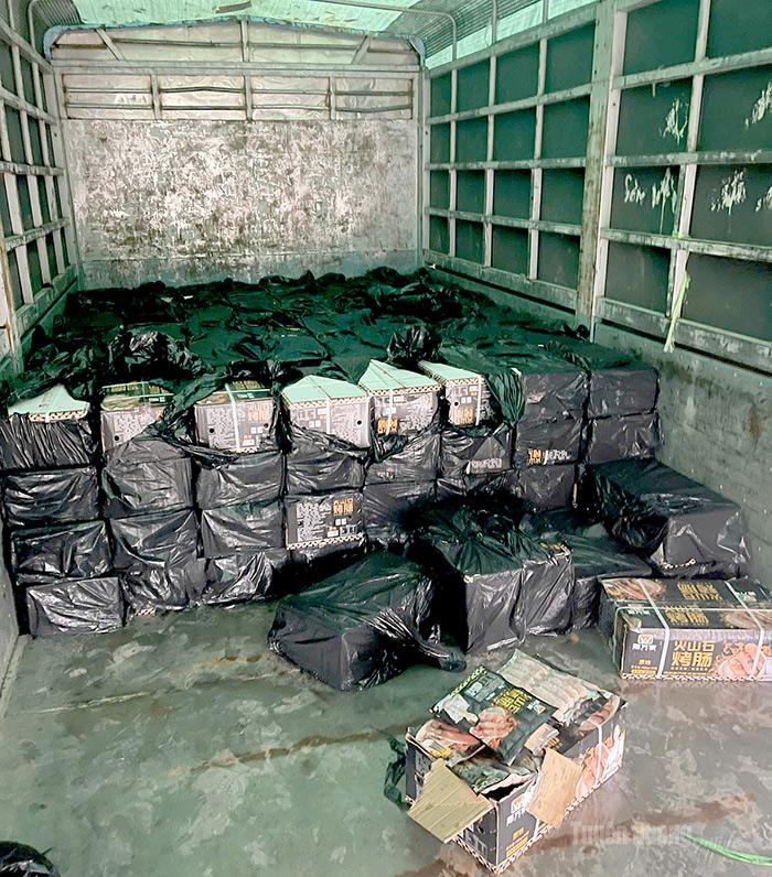 Tang vật là những thùng lạp xưởng chưa rõ nguồn gốc xuất xứ.