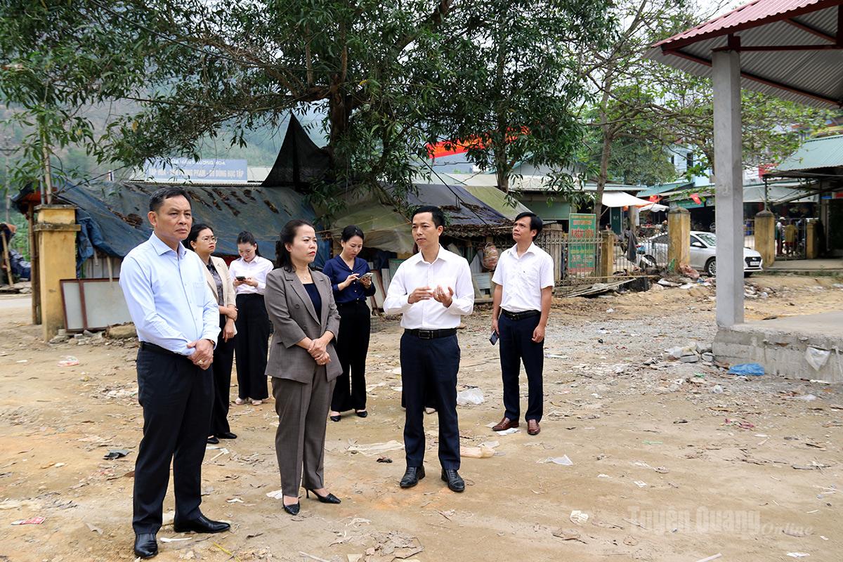 Đồng chí Lý Thị Lan, Ủy viên Ban Thường vụ Tỉnh ủy, Trưởng Đoàn đại biểu Quốc hội khóa XV tỉnh Tuyên Quang cùng các thành viên đoàn công tác kiểm tra tiến độ xây dựng chợ trung tâm xã Kiến Thiết.