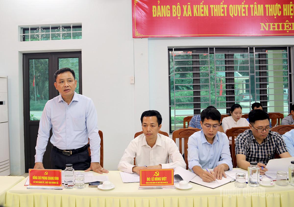 Lãnh đạo xã Kiến Thiết báo cáo, làm rõ kết quả thực hiện nhiệm vụ chính trị với Đoàn kiểm tra, giám sát.