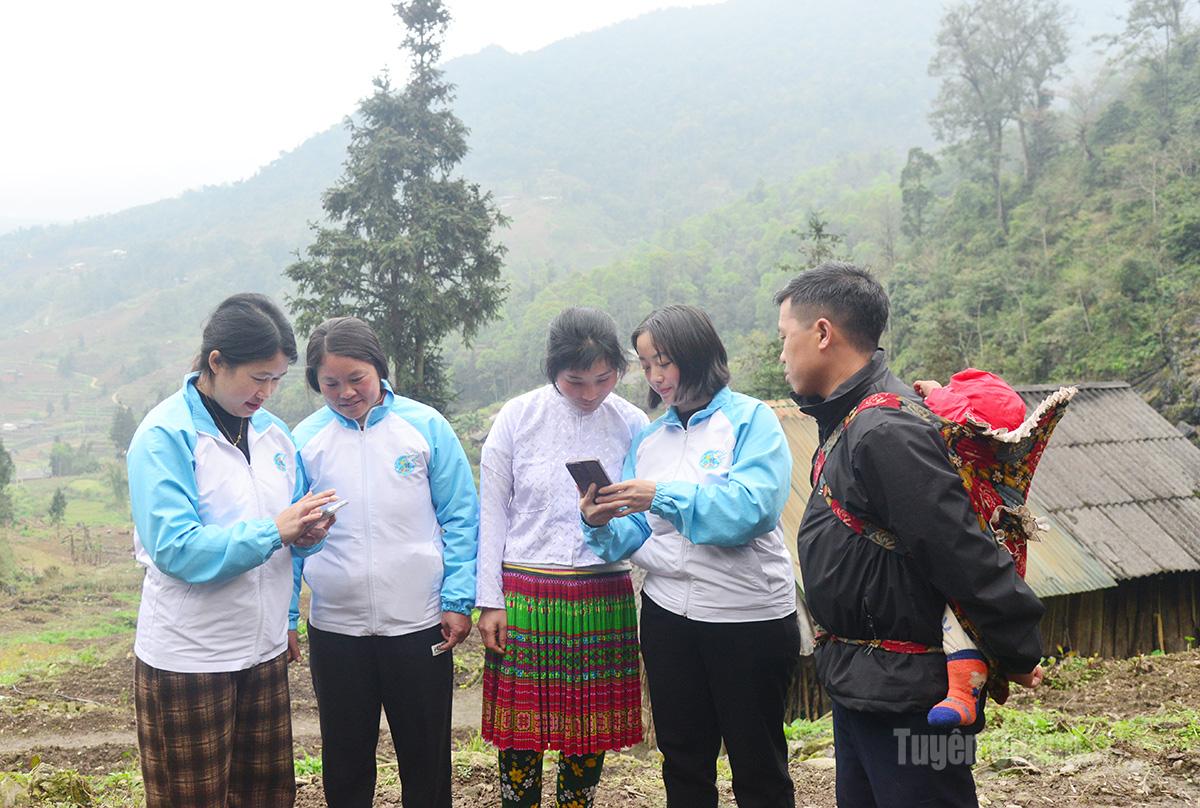 Cán bộ Hội LHPN xã Mèo Vạc tuyên truyền, hướng dẫn phụ nữ dân tộc thiểu số chuyển đổi số.