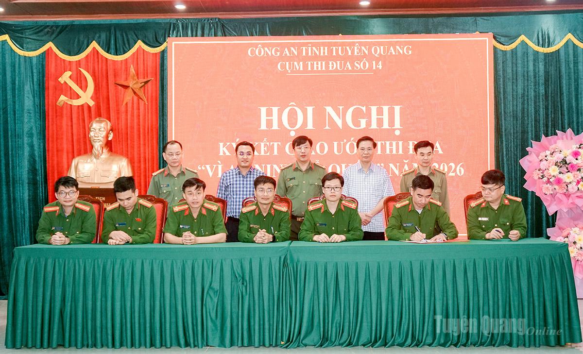 Lực lượng Công an các xã trong cụm thi đua số 14 ký kết giao ước thi đua “Vì an ninh Tổ quốc” năm 2026.