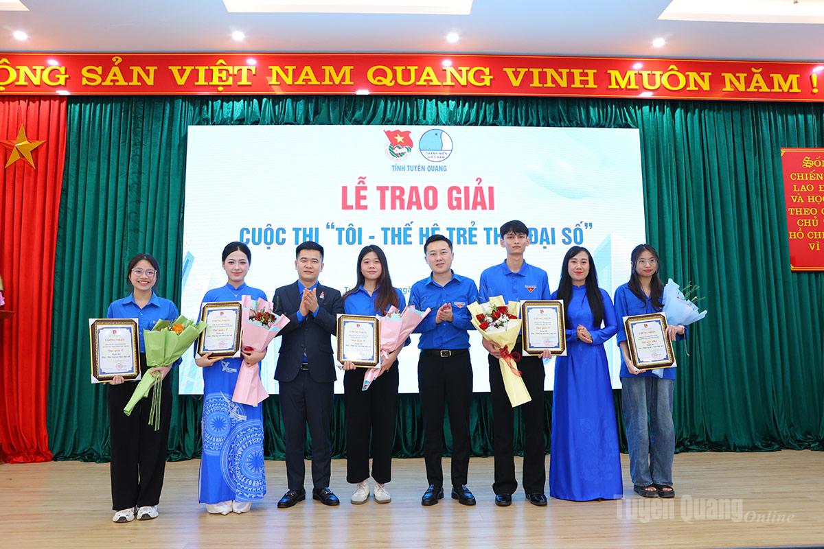 Lãnh đạo Tỉnh đoàn trao giải cho các tác giả.