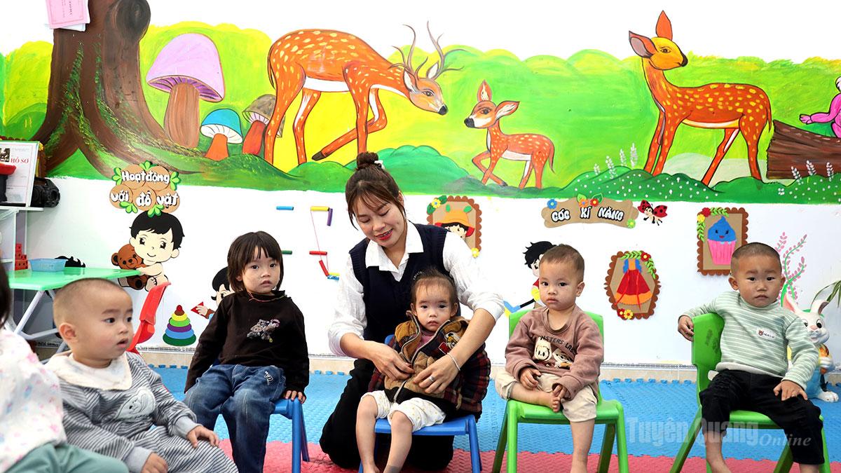 Cô giáo Chỉn Thị Sen, tTrường Mầm non Pố Lồ,
xã Thèn Phàng
chăm sóc các em nhỏ.