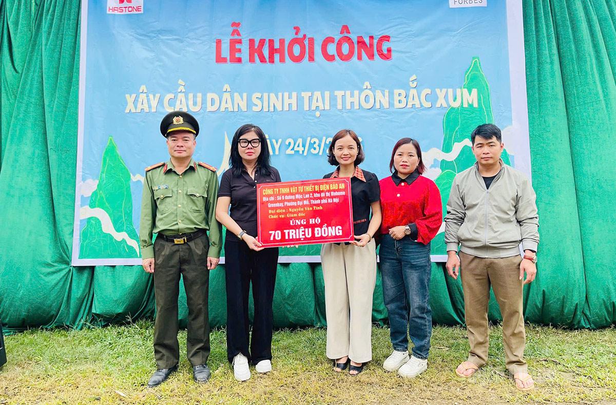 Công ty TNHH Vật tư thiết bị Bảo An (TP Hà Nội) hỗ trợ 70 triệu đồng xây dựng cầu dân sinh Bắc Xum.