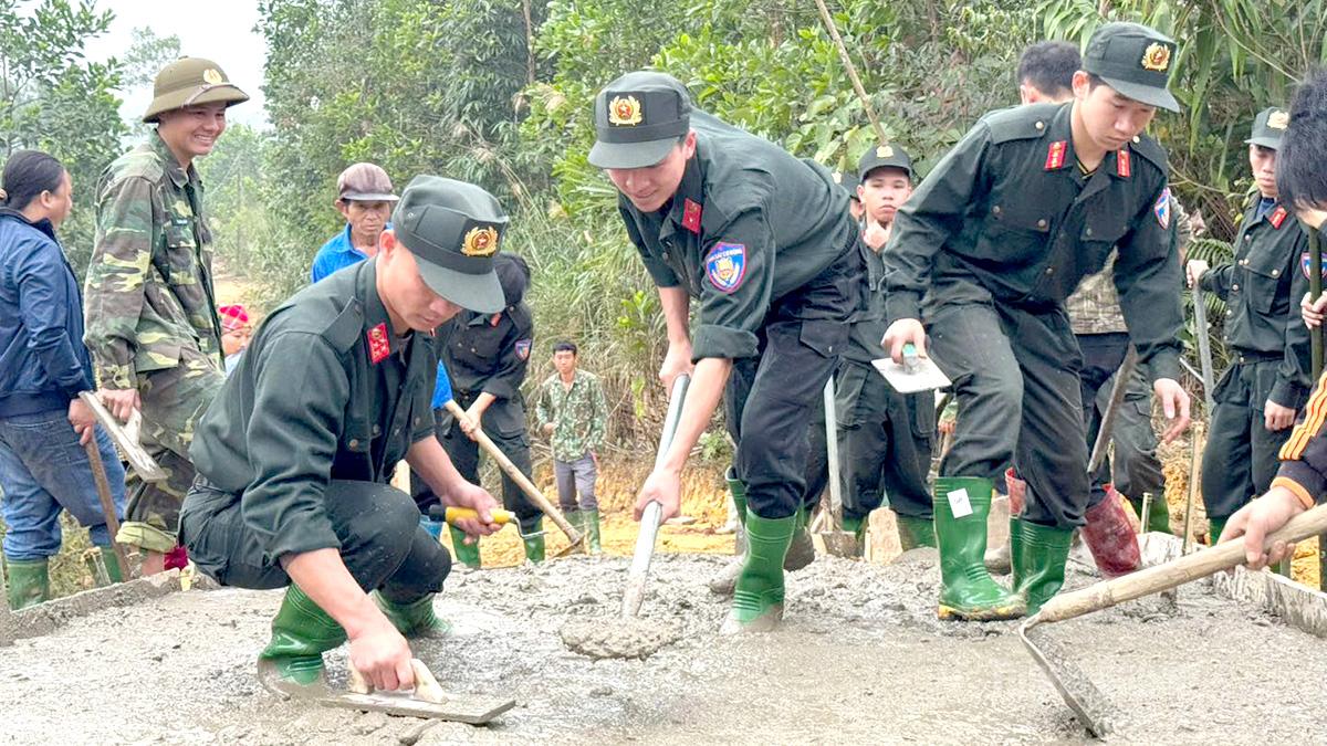 Cán bộ, chiến sỹ Phòng cảnh sát cơ động, Công an tỉnh hỗ trợ Nhân dân thôn Khuổi Củng, xã Lâm Bình làm đường bê tông liên thôn.