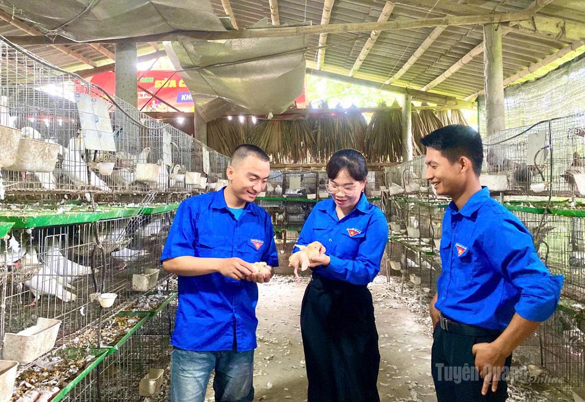 Chàng trai Gen Z Trịnh Công Quyết (ngoài cùng bên trái)
là thanh niên làm kinh tế giỏi tại xã Hồng Sơn.