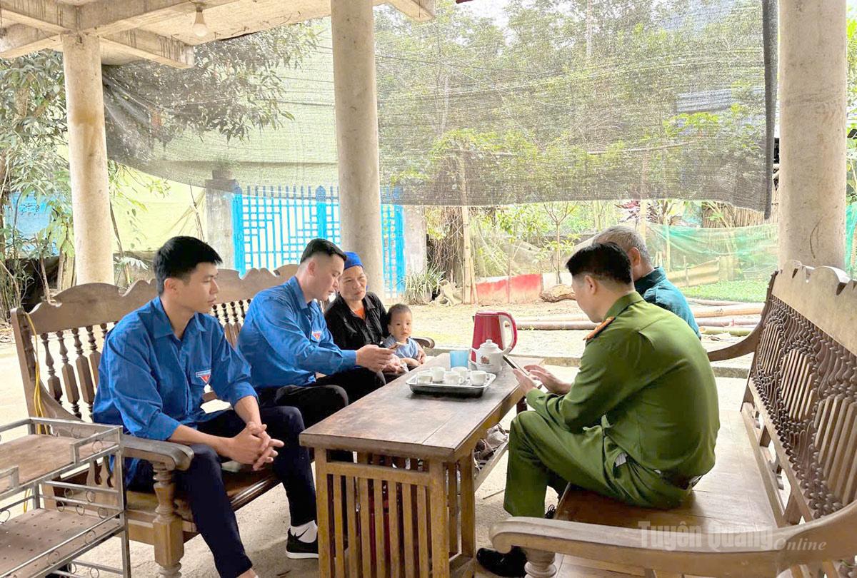 Đoàn xã Phú Linh hỗ trợ
gia đình bà Hoàng Thị Luyên, thôn Bản Thấu thực hiện
dịch vụ công trực tuyến.