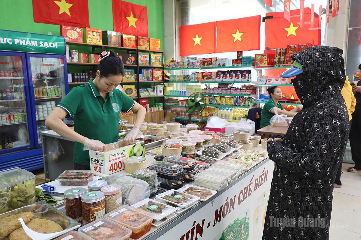 Tại cửa hàng HTX Tâm Hương, phường Minh Xuân, các suất ăn chế biến sẵn được chuẩn bị, phục vụ khách hàng với mức giá ổn định.