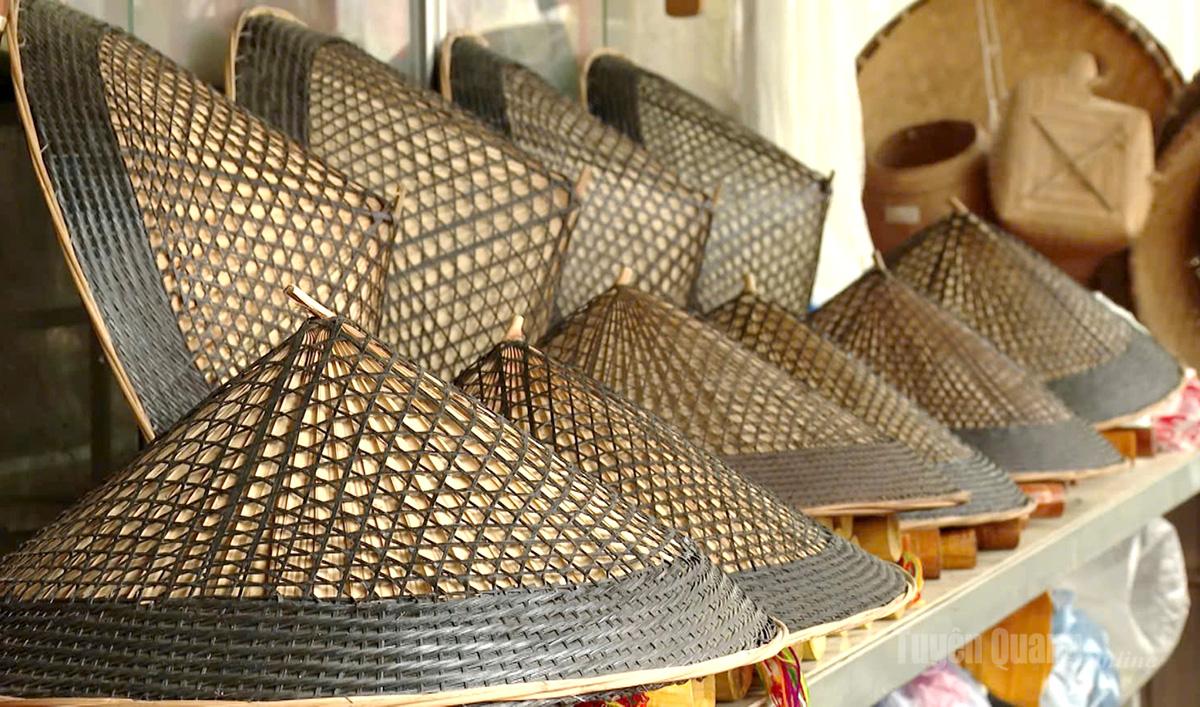 Nón lá hai mê độc đáo của người Tày Xuân Giang.