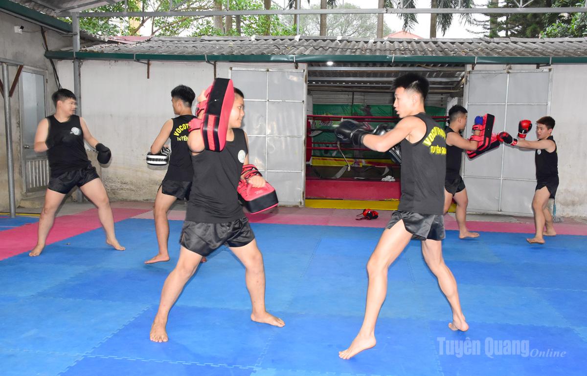 Các vận động viên môn võ cổ truyền của Trung tâm Huấn luyện và Thi đấu thể dục thể thao tỉnh tích cực tập luyện để chuẩn bị cho giải đấu toàn quốc.