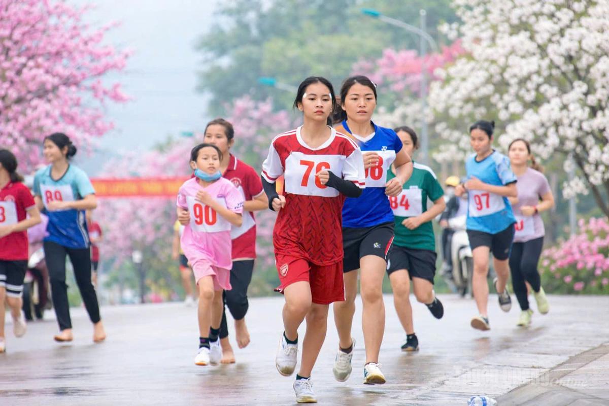 Các em học sinh trên địa bàn xã Lâm Bình tham gia Giải Việt dã.