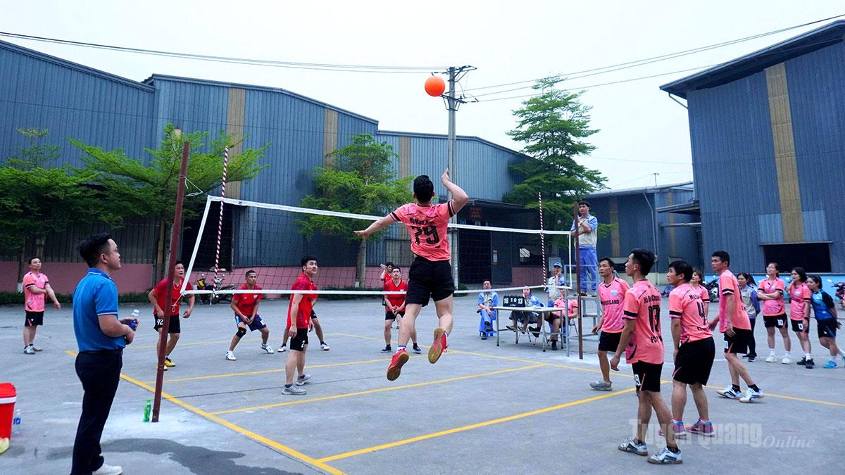 Công nhân, người lao động tại Công ty Cổ phần Woodsland Tuyên Quang, xã Yên Sơn thi đấu môn bóng chuyền hơi.