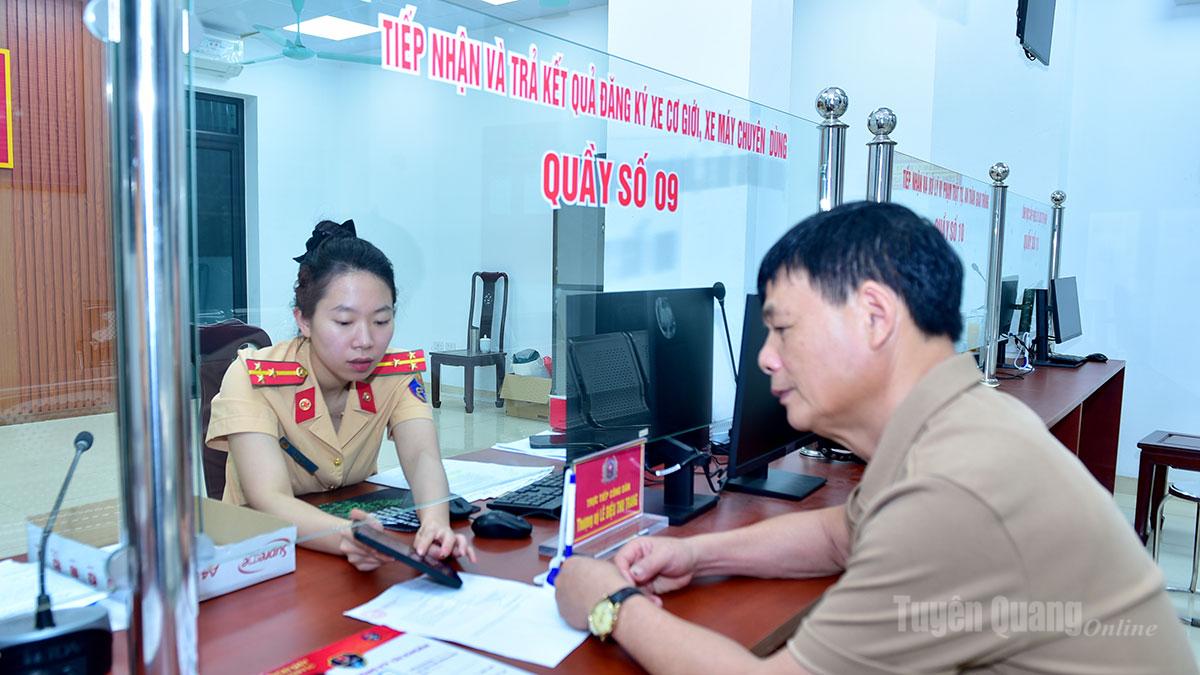 Người dân đến giải quyết thủ tục hành chính tại Bộ phận Tiếp nhận và Trả kết quả tập trung, Công an tỉnh.