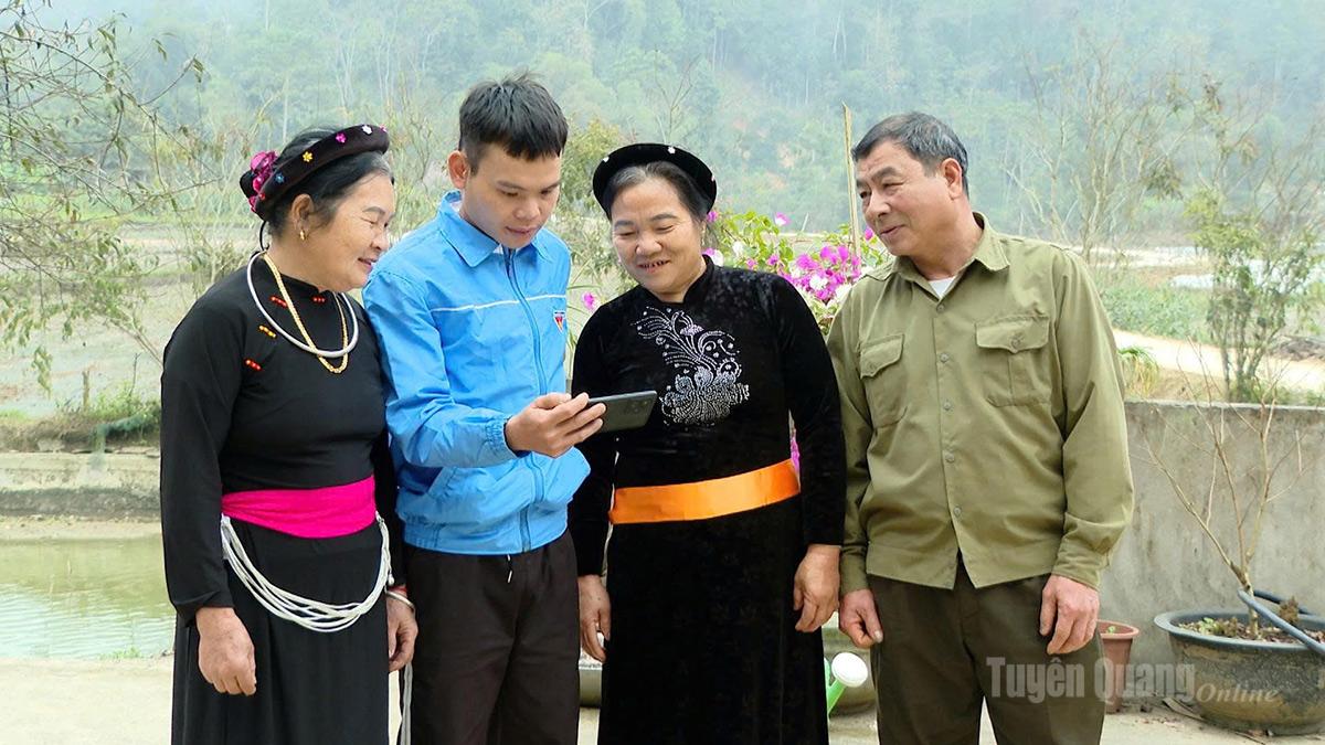 Người dân xã Lâm Bình quan tâm theo dõi Kỳ họp thứ nhất, HĐND tỉnh khóa XX qua điện thoại, kỳ vọng vào những quyết sách của nhiệm kỳ mới.