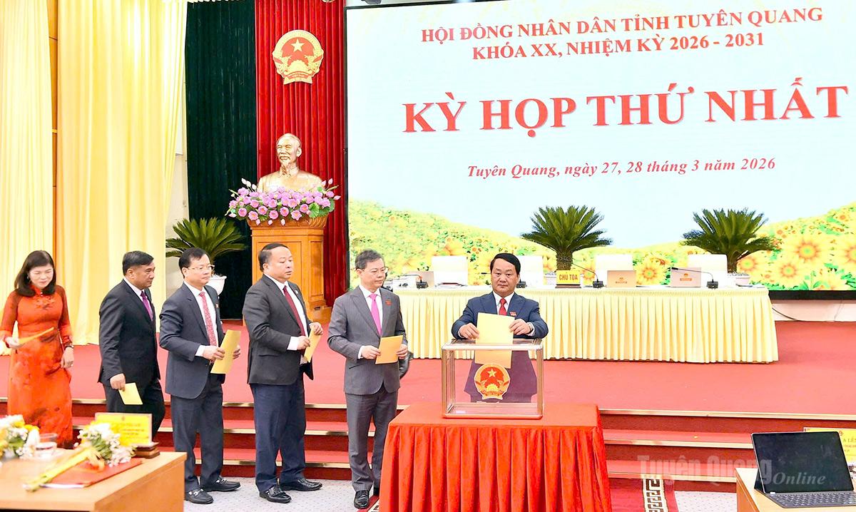 Các đại biểu bỏ phiếu bầu các chức danh lãnh đạo HĐND, UBND tỉnh.