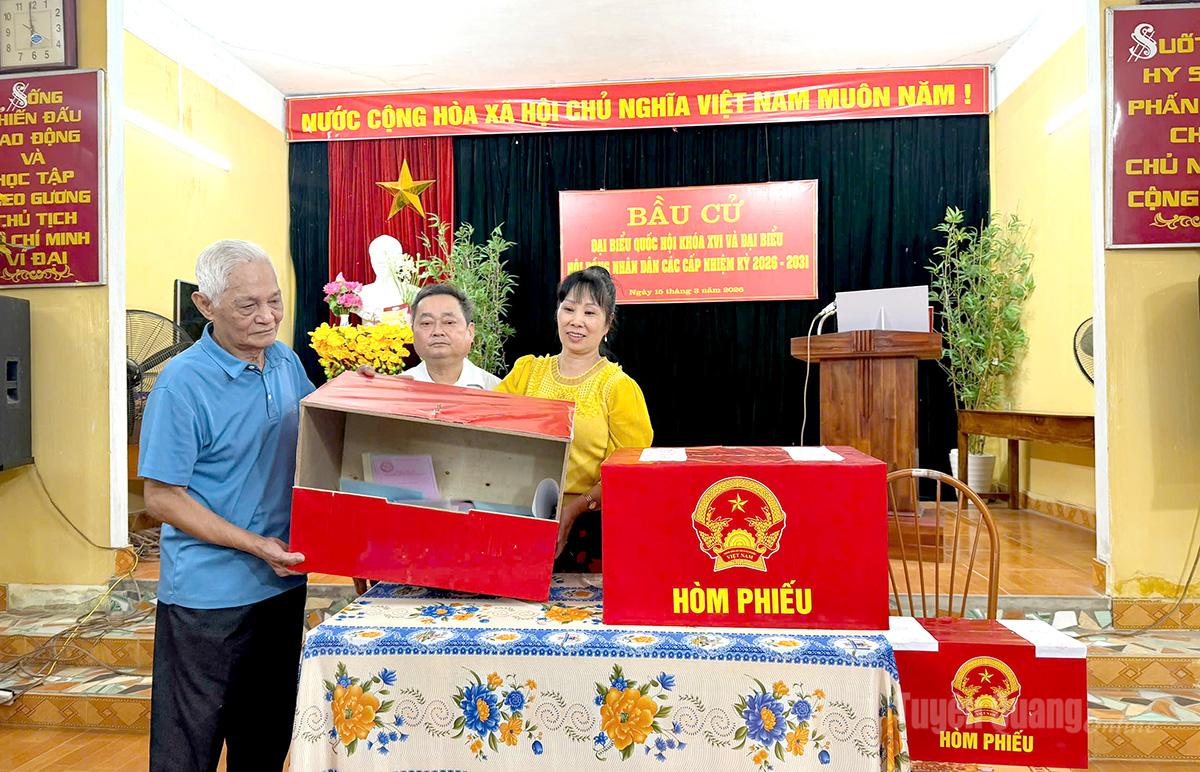 Khu vực bầu cử số 20 phường Minh Xuân thực hiện đúng quy trình mở hòm phiếu. Ảnh: Giang Lam