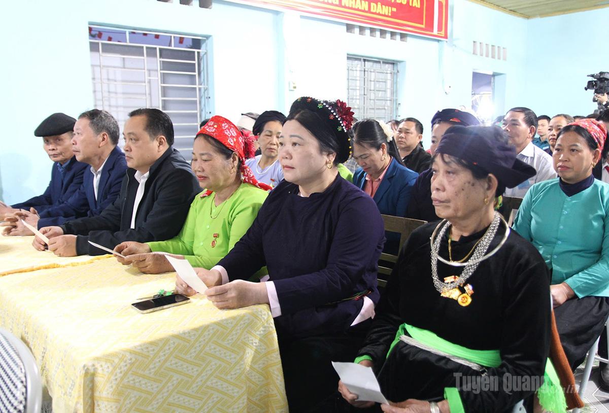 Ngay từ sáng sớm, cử tri thôn Trung, xã Bằng Lang đã đến điểm bỏ phiếu để thực hiện quyền và nghĩa vụ công dân. Ảnh: Thùy Lê