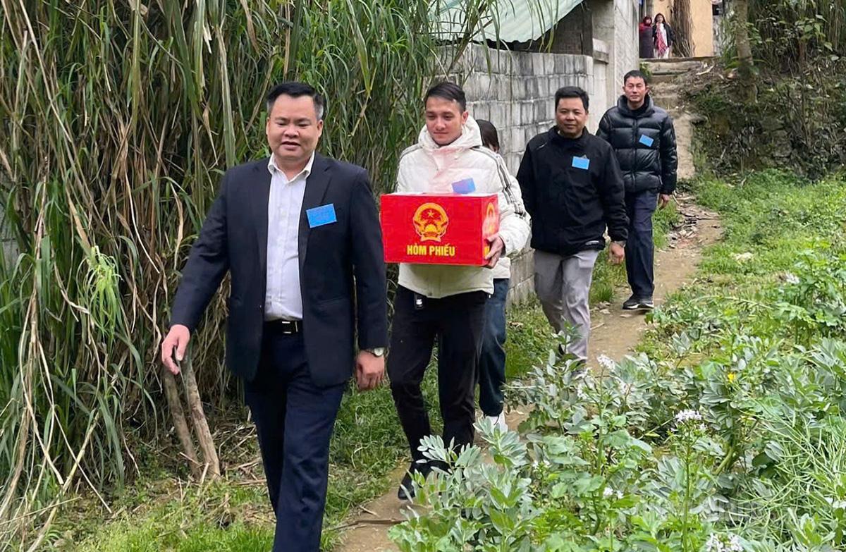 Tổ bầu cử thôn Lũng Táo, xã Lũng Cú mang hòm phiếu phụ đến tận nhà, giúp các cử tri già yếu, đau ốm thực hiện quyền và nghĩa vụ công dân của mình. Ảnh: My Ly