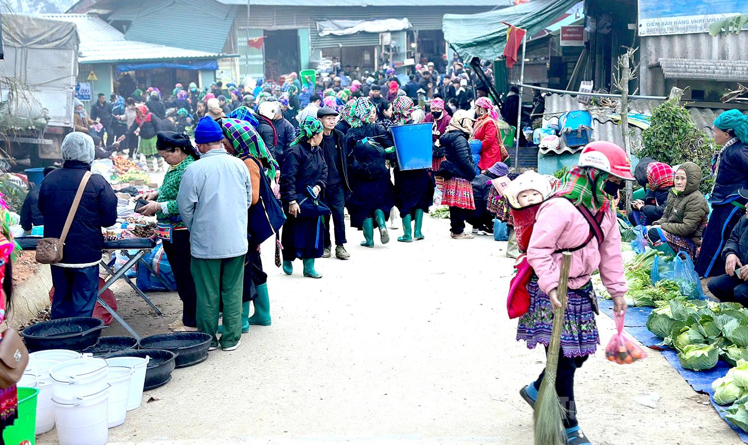 Every Wednesday morning, from very early hours, people from the hamlet and neighboring villages bring along products made by their own families to exchange and sell at the market.