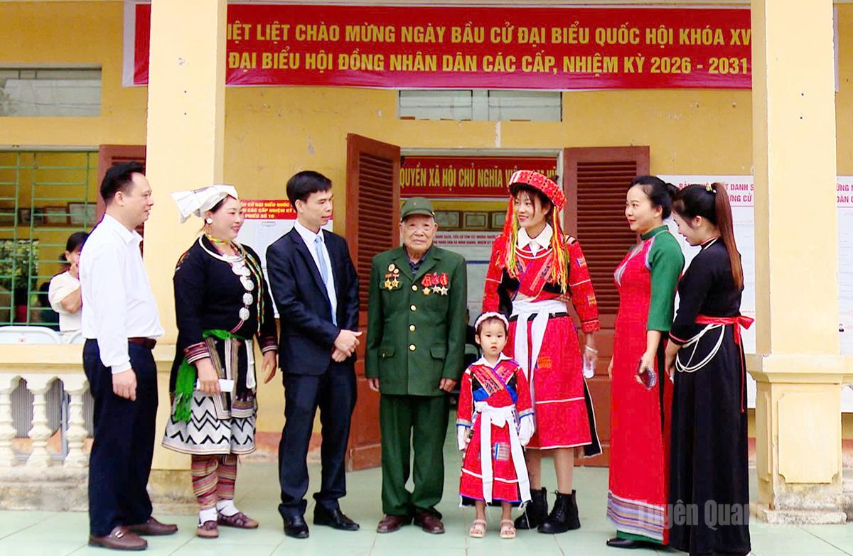 Cử tri các dân tộc trên địa bàn xã Minh Quang phấn khởi tham gia bầu cử. Địa phương đã đạt tỉ lệ 100% cử tri hoàn thành việc bỏ phiếu bầu cử đại biểu Quốc hội và HĐND các cấp. Ảnh: Lý Thu