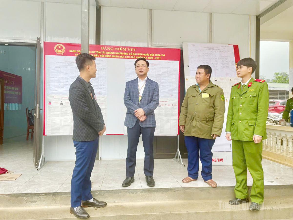 Đồng chí Nguyễn Hưng Vượng, Ủy viên Ban Thường vụ Tỉnh ủy, Chủ nhiệm UBKT Tỉnh ủy, Trưởng ban Bầu cử đơn vị bầu cử số 8 kiểm tra công tác bầu cử tại xã Nấm Dẩn. Ảnh: Bàn Thanh