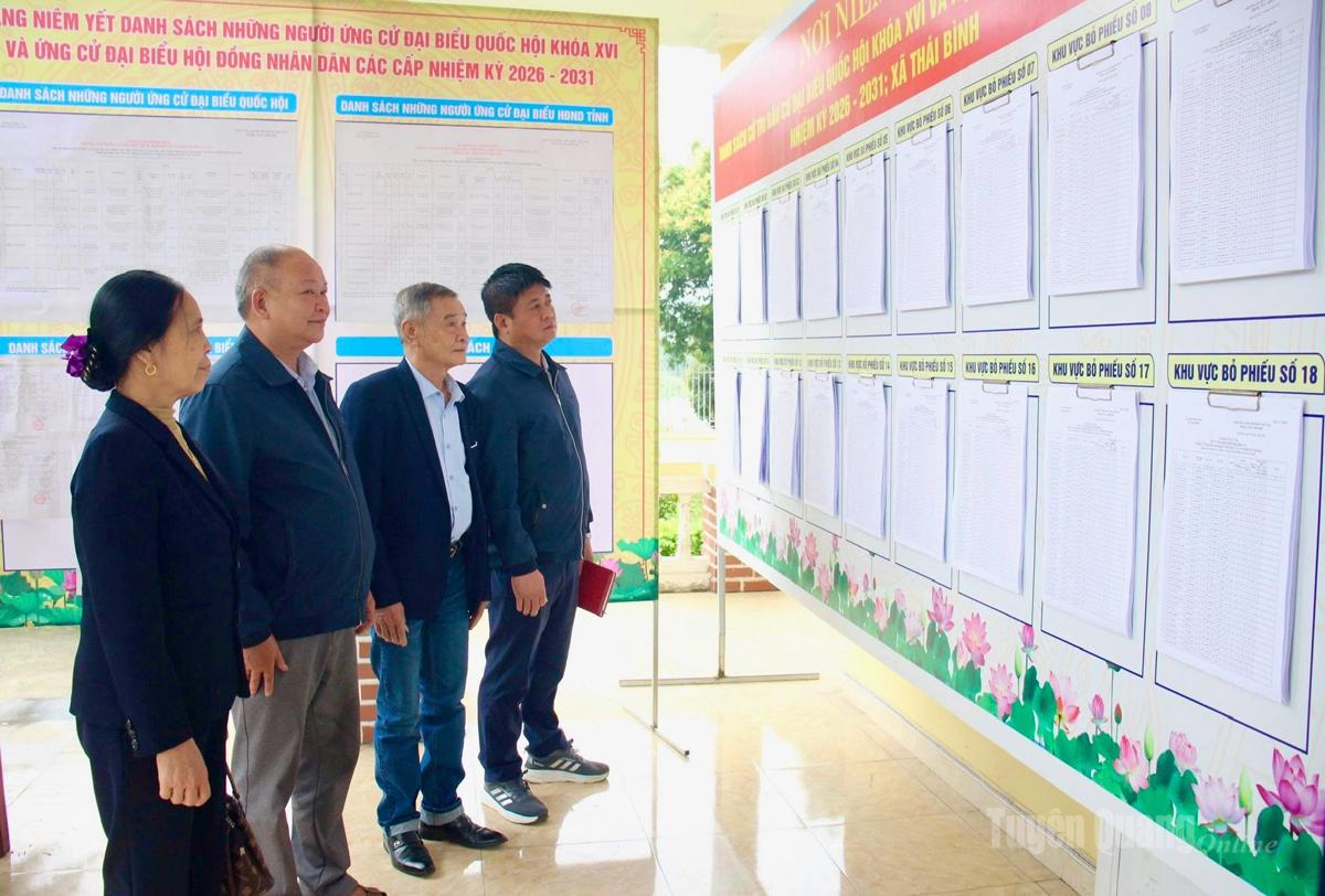 Cử tri là tín đồ theo đạo Công giáo xã Thái Bình xem danh sách đại biểu ứng cử được niêm yết công khai tại nhà văn hóa xã.