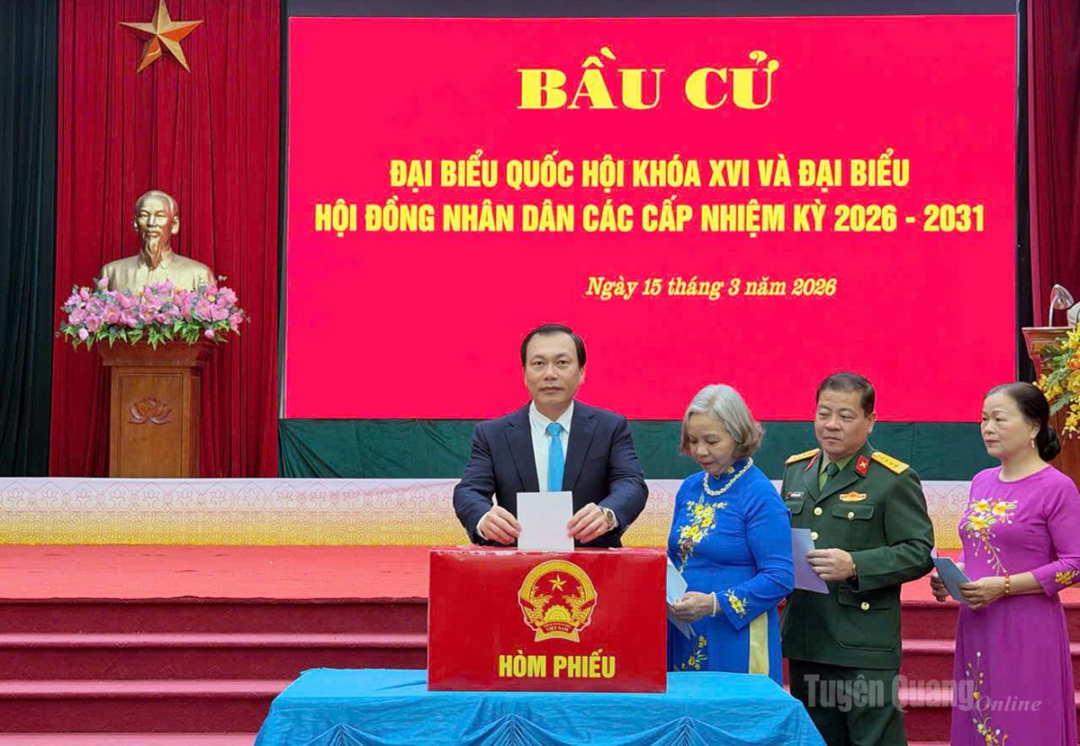 Cử tri tại xã Chiêm Hoá tham gia bầu cử. Ảnh: Giang Lam