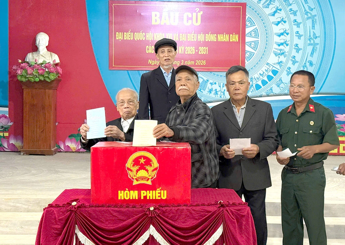 Cử tri xã Bình Xa bầu cử Quốc hội và HĐND các cấp. Ảnh : Trang Tâm
