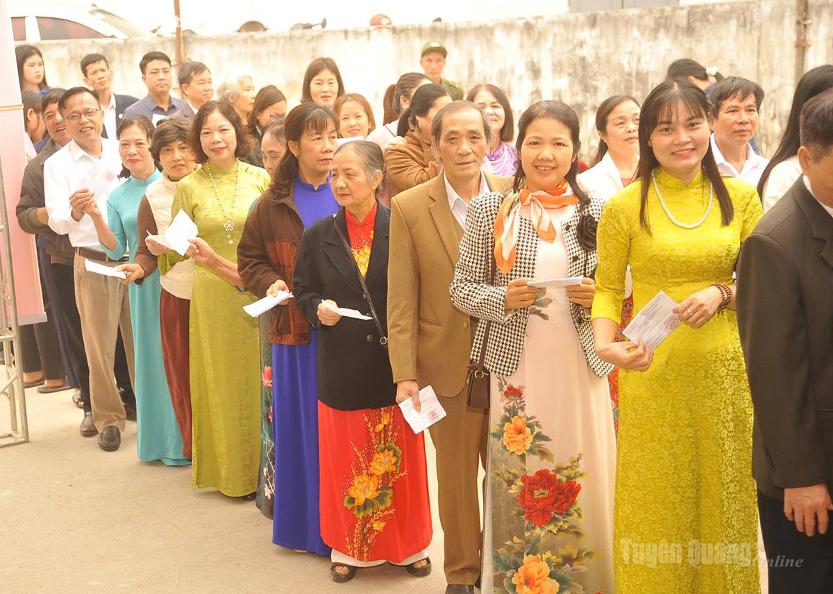 Cử tri Tổ dân phố 8, phường Minh Xuân tập trung bỏ phiếu.