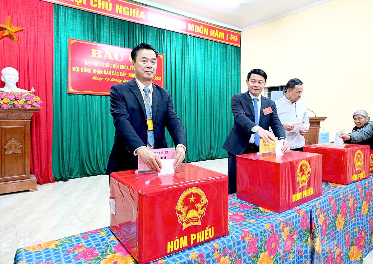 Đồng chí Hoàng Nhị Sơn, Uỷ viên BCH Đảng bộ tỉnh, Chánh văn phòng Tỉnh ủy bỏ phiếu tại Khu vực bỏ phiếu số 3, xã Tân Quang. Ảnh Hồng Nhung