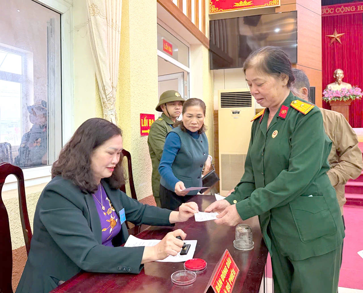 Cử tri xã Chiêm Hoá đóng dấu phiếu bầu cử sau khi hoàn thành bầu cử. Ảnh: Giang Lam